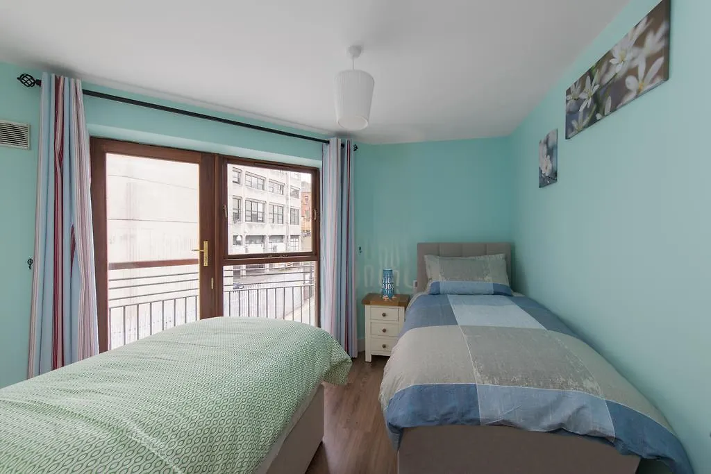 Spacious 2-Bedroom Apartment Near O'Connell St ダブリン アイルランド