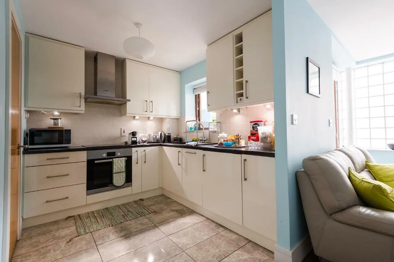 Spacious 2-Bedroom Apartment Near O'Connell St ダブリン 0*,